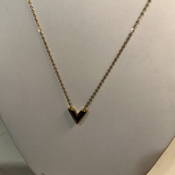 in fashion lv necklace 18” long - Picture 14 of 14